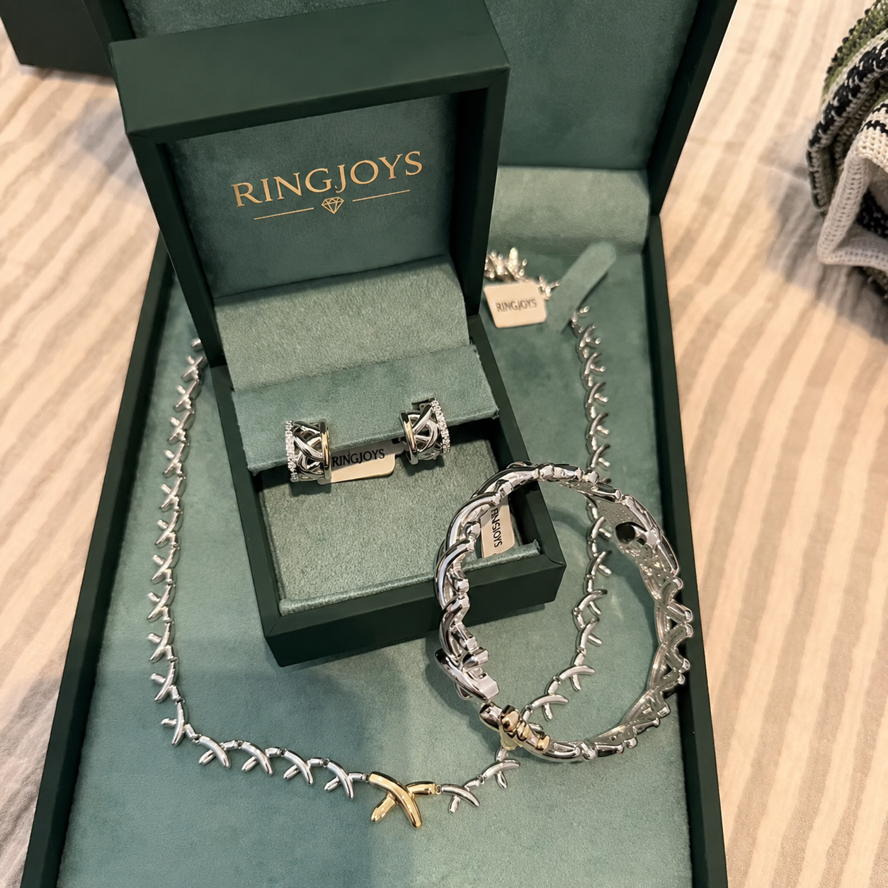 Toursouvenirsmerch ring in jewelry box